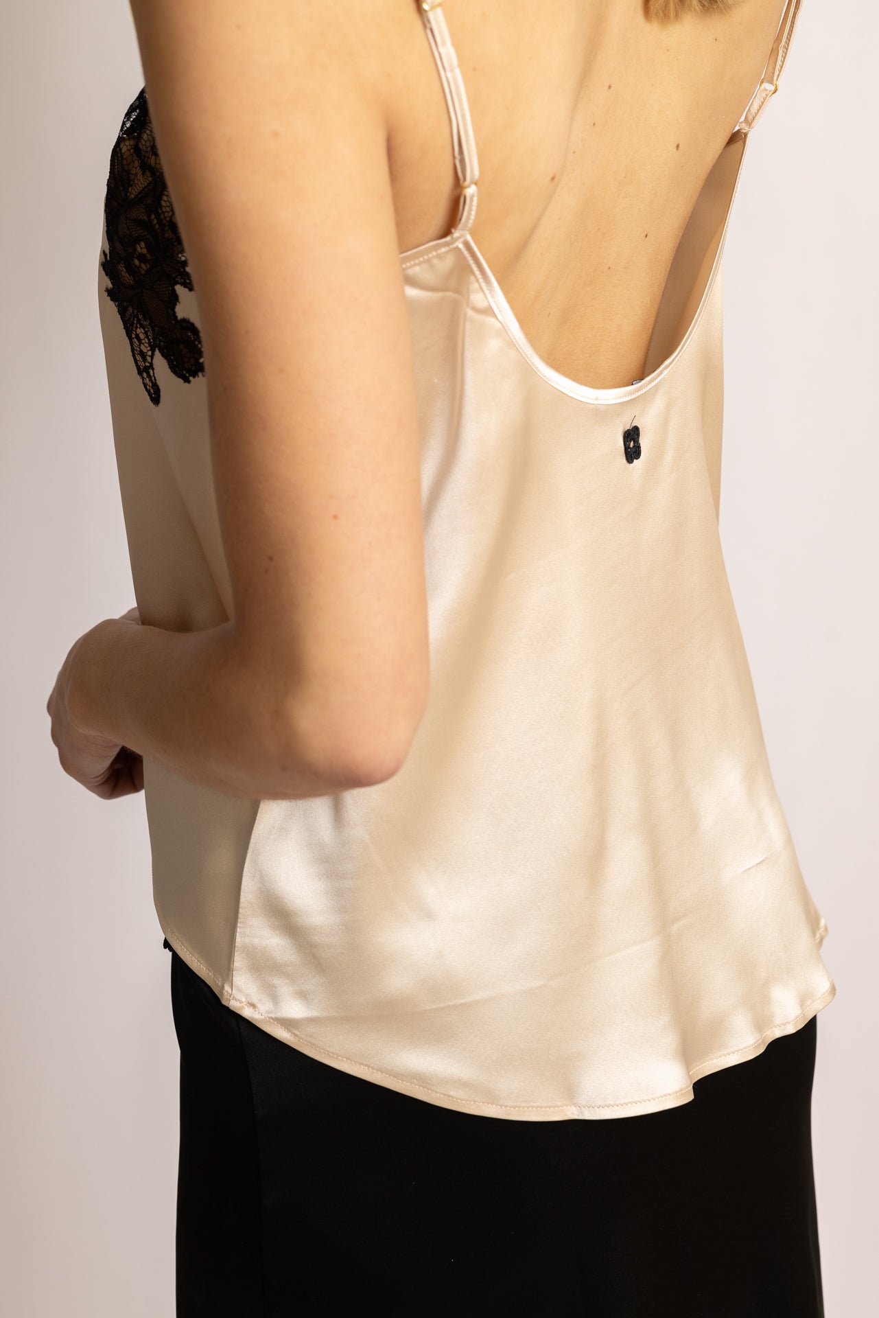Top en soie Norma, Nacre - Noir - Vannina VESPERINI